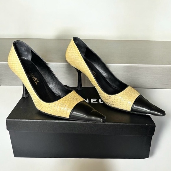 Chanel Cream & Black Leather Snakskin Embossed Pumps with Box & Cards Size 36.5 - Picture 1 of 16